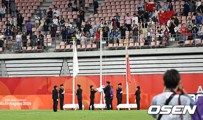 [OSEN=도요타(일본), 박준형 기자] 미쳤다! 엄지성(24, 스완지 시티)이 결승골로 한국축구를 살렸다.이민성 감독이 이끄는 U23 남자축구대표팀은 3일 오후 7시 30분 나고야 스타디움에서 개최된 아이치-나고야 아시안게임 2026 결승전에서 엄지성의 결승골이 터져 숙적 일본을 1-0으로 제압했다.시상식에서 태극기가 홀로 게양되지 못한채 밑에 걸려 있다.      2026.10.03 /  soul1014@osen.co.kr