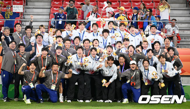 [OSEN=도요타(일본), 박준형 기자] 미쳤다! 엄지성(24, 스완지 시티)이 결승골로 한국축구를 살렸다.이민성 감독이 이끄는 U23 남자축구대표팀은 3일 오후 7시 30분 나고야 스타디움에서 개최된 아이치-나고야 아시안게임 2026 결승전에서 엄지성의 결승골이 터져 숙적 일본을 1-0으로 제압했다.시상식에서 축구대표팀이 포즈를 취하고 있다.     2026.10.03 /  soul1014@osen.co.kr
