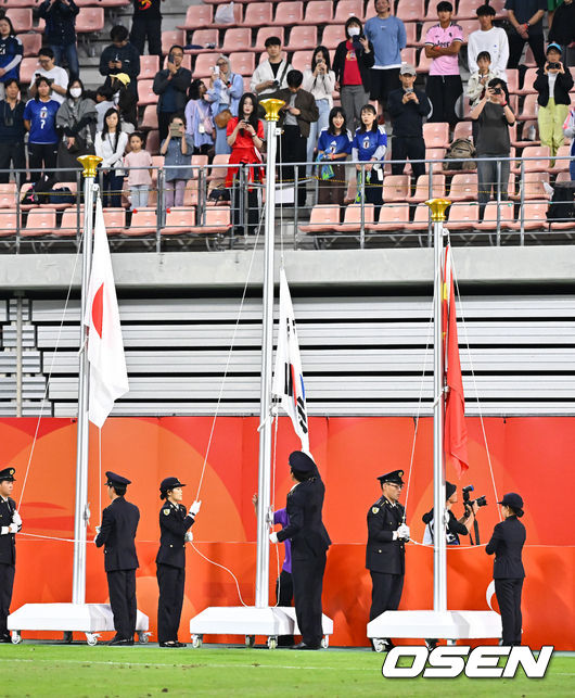[OSEN=도요타(일본), 박준형 기자] 미쳤다! 엄지성(24, 스완지 시티)이 결승골로 한국축구를 살렸다.이민성 감독이 이끄는 U23 남자축구대표팀은 3일 오후 7시 30분 나고야 스타디움에서 개최된 아이치-나고야 아시안게임 2026 결승전에서 엄지성의 결승골이 터져 숙적 일본을 1-0으로 제압했다.시상식에서 애국가가 나오는 동안 게양되지 못한 태극기가 뒤늦게 게양되고 있다.      2026.10.03 /  soul1014@osen.co.kr