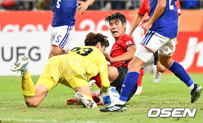 [OSEN=도요타(일본), 박준형 기자]  3일 오후 일본 아이치현 도요타 스타디움에서 2026 아이치·나고야 아시안게임 남자축구 한국과 일본의 결승전이 진행됐다.이민성 감독이 지휘하는 한국 23세 이하(U-23) 축구대표팀은 이날 경기서 승리하면 2014년 인천 대회부터 2018년 자카르타·팔렘방, 2022 항저우 대회에 이어 4회 연속 금메달을 거머쥔다.후반 이영준이 골찬스 놓친뒤 아쉬워하고 있다.  2026.10.03 /  soul1014@osen.co.kr