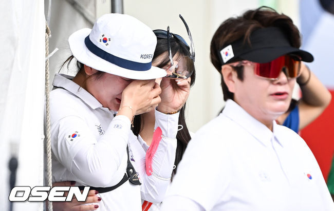 [OSEN=나고야(일본), 박준형 기자] 한국 양궁 국가대표 강채영이 준결승 진출에 실패했다.강채영은 3일 일본 아이치 오카자키 중앙종합공원 다목적광장에서 열린 2026 아이치·나고야 아시안게임 양궁 리커브 여자 개인전 8강에서 인도 쿰쿰 아닐 모호드에 세트 점수 4-6(28-29 28-27 27-28 29-29 28-28)으로 패했다.  경기종료 후 강채영이 눈물을 보이고 있다.  2026.10.03 /  soul1014@osen.co.kr