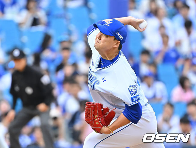 [OSEN=대구, 이석우 기자] 3일 대구삼성라이온즈파크에서 2026 신한 SOL KBO 리그 삼성 라이온즈와 두산 베어스의 경기가 열렸다. 홈팀 삼성은 최원태가, 방문팀 두산은 최승용이 선발 출전했다. 삼성 라이온즈 김태훈이 역투하고 있다. 2026.10.03 / foto0307@osen.co.kr