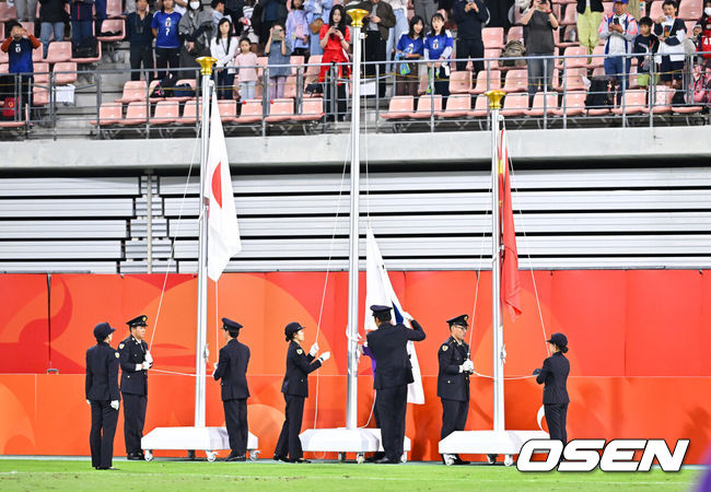 [OSEN=도요타(일본), 박준형 기자] 미쳤다! 엄지성(24, 스완지 시티)이 결승골로 한국축구를 살렸다.이민성 감독이 이끄는 U23 남자축구대표팀은 3일 오후 7시 30분 나고야 스타디움에서 개최된 아이치-나고야 아시안게임 2026 결승전에서 엄지성의 결승골이 터져 숙적 일본을 1-0으로 제압했다.시상식에서 태극기가 게양되지 못하고 있다.      2026.10.03 /  soul1014@osen.co.kr