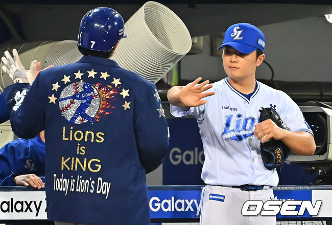 [OSEN=대구, 이석우 기자] 1일 대구삼성라이온즈파크에서 2026 신한 SOL KBO 리그 삼성 라이온즈와 한화 이글스의 경기가 열렸다. 홈팀 삼성은 원태인이, 방문팀 한화는 황준서가 선발 출전했다. 삼성 라이온즈 이재현이 7회말 2사 1루 좌월 2점 홈런을 치고 이승민과 하이파이브를 하고 있다. 2026.10.01 / foto0307@osen.co.kr