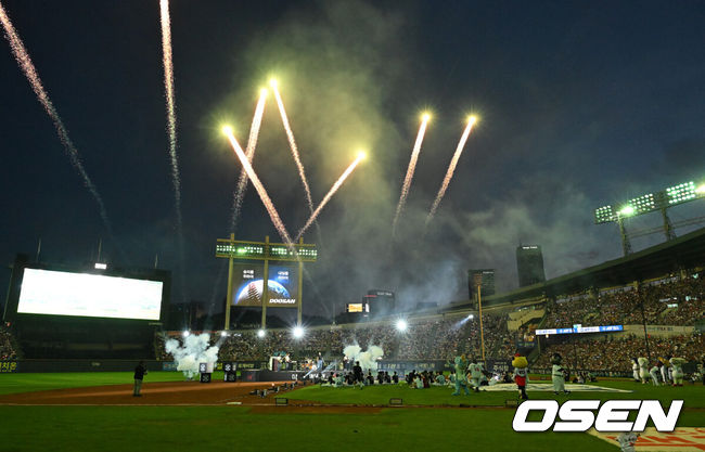 [OSEN=잠실, 이대선 기자] 11일 서울 잠실야구장에서 ‘2026 신한 SOL KBO 올스타전’이 진행됐다.1982년 개장 이후 마지막 잠실 올스타전에서 양의지, 류현진 등 베테랑들의 기록 도전과 27명의 첫 올스타 출전 신예들이 맞붙는 가운데, 나눔의 5연승과 드림의 7년 만의 승리 여부가 관심을 모은다.가수 우즈가 축하공연을 펼치고 있다. 2026.07.11 / sunday@osen.co.kr