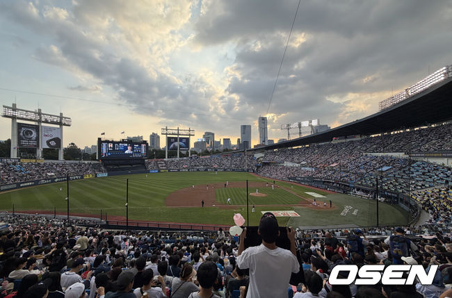 [OSEN=잠실, 이대선 기자] 27일 서울 잠실야구장에서 2026 신한 SOL KBO리그 두산 베어스와 KT 위즈의 경기가 열렸다.두산은 최승용, KT는 배제성을 선발로 내세웠다.경기장을 찾은 팬들이 열띤 응원을 펼치고 있다. 2026.09.27 /sunday@osen.co.kr