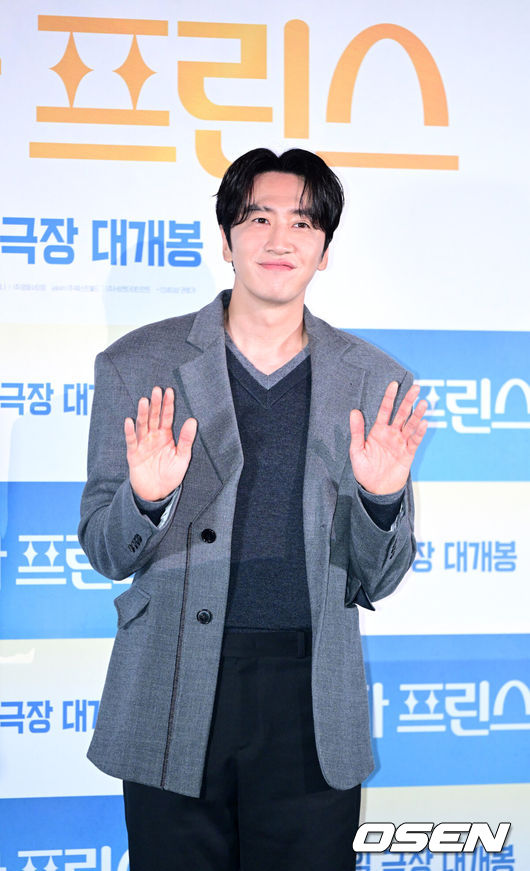 [OSEN=최규한 기자] 10일 오후 서울 용산 CGV에서 영화 ‘나혼자 프린스’(감독 김성훈) 언론시사회 및 간담회가 열렸다.'나혼자 프린스'는 매니저, 여권, 돈 한 푼 없이 낯선 이국땅에 혼자 남겨진 아시아 프린스 강준우(이광수)가 펼치는 생존 코믹 로맨스다.배우 이광수가 포토타임을 하고 있다. 2025.11.10 / dreamer@osen.co.kr