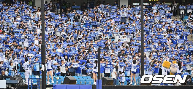 [OSEN=대구, 이석우 기자] 3일 대구삼성라이온즈파크에서 2026 신한 SOL KBO 리그 삼성 라이온즈와 두산 베어스의 경기가 열렸다. 홈팀 삼성은 최원태가, 방문팀 두산은 최승용이 선발 출전했다. 삼성 라이온즈 팬들이 응원을 하고 있다. 2026.10.03 / foto0307@osen.co.kr