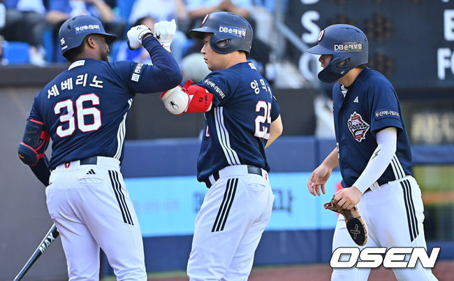 [OSEN=대구, 이석우 기자] 4일 대구삼성라이온즈파크에서 2026 신한 SOL KBO 리그 삼성 라이온즈와 두산 베어스의 경기가 열렸다. 홈팀 삼성은 이승현이, 방문팀 두산은 벤자민이 선발 출전했다. 두산 베어스 양의지가 3회초 무사 1루 좌월 2점 홈런을 치고 하이파이브를 하고 있다. 2026.10.04 / foto0307@osen.co.kr
