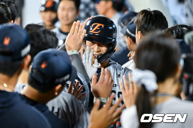 [OSEN=수원, 박준형 기자] 3일 오후 수원KT위즈 파크에서 2026 신한 SOL KBO리그 KT 위즈와 한화 이글스의 경기가 진행됐다.이날 KT는 고영표를, 한화는 왕옌청을 선발투수로 내세웠다.9회초 1사 1,2루 한화 대타 박정현이 3점 홈런을 날리고 동료들의 축하를 받고 있다. .      2026.09.03 / soul1014@osen.co.kr