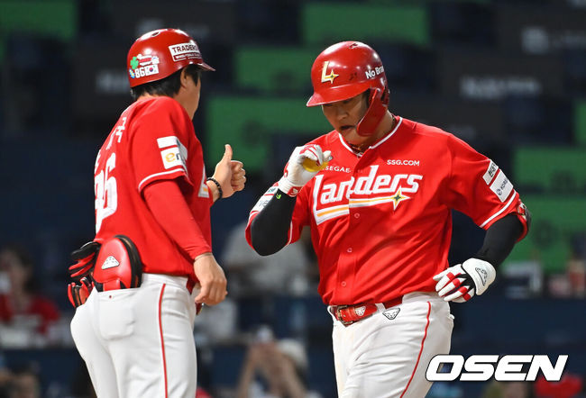 [OSEN=창원, 이석우 기자] 17일 창원NC파크에서 2026 신한 SOL KBO 리그 NC 다이노스와 SSG 랜더스의 경기가 열렸다. 홈팀 NC는 라일리가, 방문팀 SSG는 이로운이 선발 출전했다. SSG 랜더스 고명준이 5회초 우중월 솔로 홈런을 치고 하이파이브를 하고 있다. 2026.09.17 / foto0307@osen.co.kr