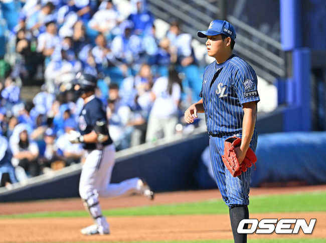 [OSEN=대구, 이석우 기자] 4일 대구삼성라이온즈파크에서 2026 신한 SOL KBO 리그 삼성 라이온즈와 두산 베어스의 경기가 열렸다. 홈팀 삼성은 이승현이, 방문팀 두산은 벤자민이 선발 출전했다. 삼성 라이온즈 이승현이 3회초 2사 두산 베어스 양석환에게 좌월 솔로 홈런을 맞고 아쉬워하고 있다. 2026.10.04 / foto0307@osen.co.kr