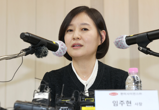 임주현 한미사이언스 부회장이 2024년 3월 25일 서울 송파구 사옥에서 열린 OCI그룹 통합 관련 기자회견에서 질문에 답하고 있다. 연합뉴스