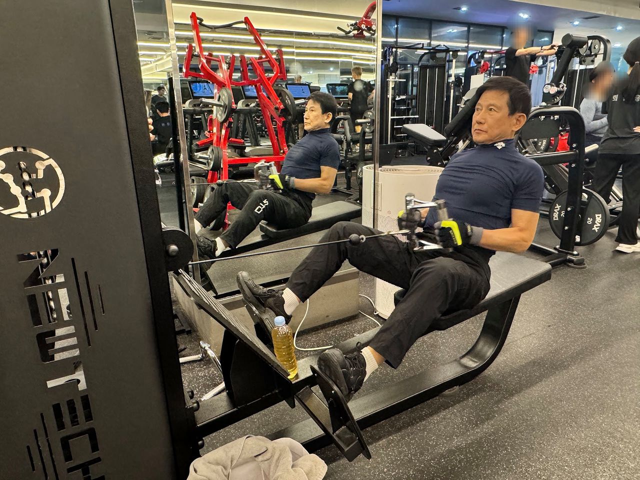 이순국 전 신호그룹 회장이 지난 4월 경기도 성남시의 한 실내 헬스장에서 운동을 하고 있다. 84세인 그는 이 헬스장 안에서 최고령 회원이다. 도무지 나이를 가늠할 수 없는 '동안' 외모의 소유자였다. 선희연 기자