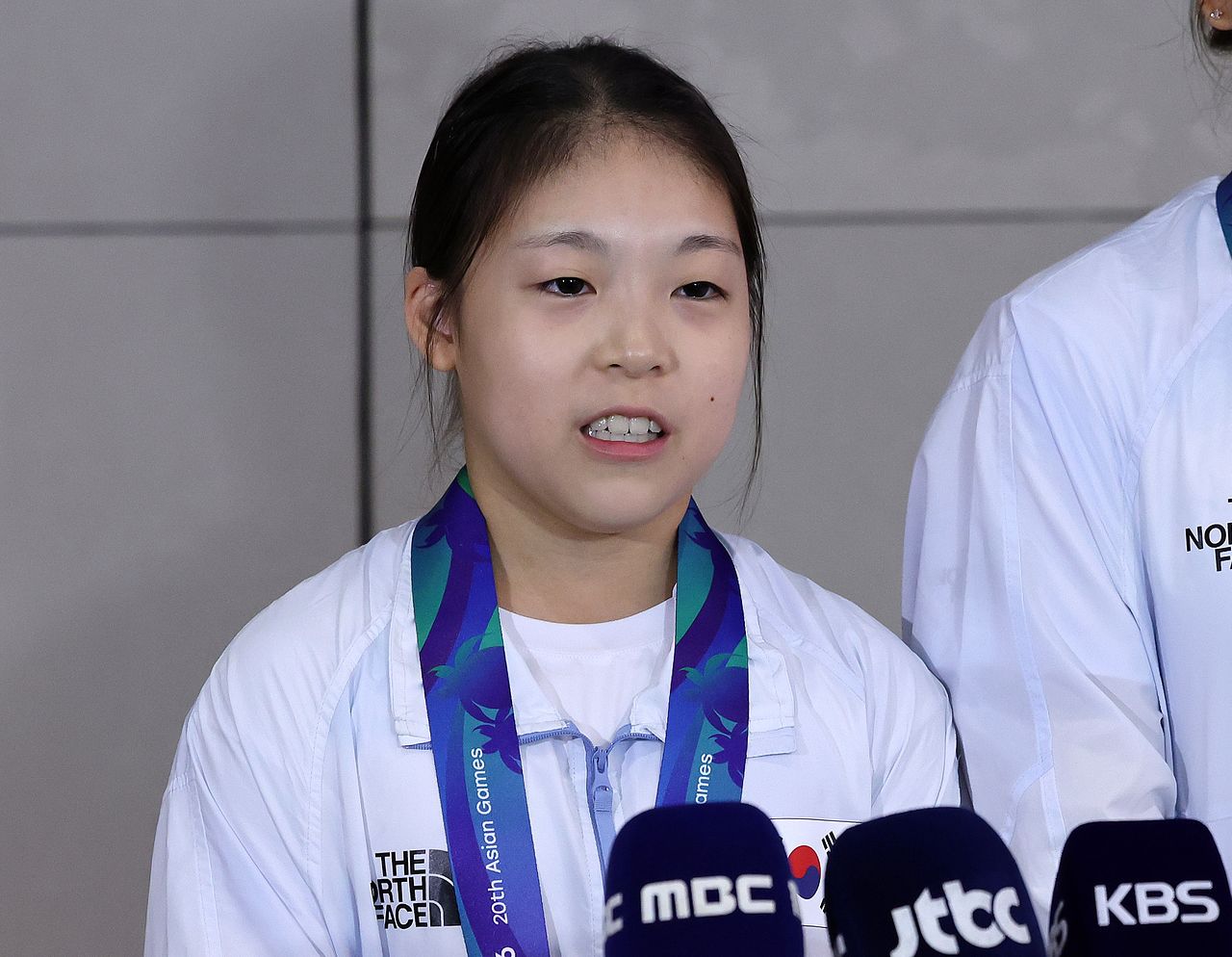 2026 아이치·나고야 아시안게임 기계체조 여자 평균대에서 금메달을 차지한 황서현이 지난달 26일 오후 인천국제공항 제2여객터미널을 통해 귀국해 취재진 질문에 답하고 있다. 황서현은 여자 평균대에서 40년 만에 아시안게임 금메달을 따냈다. 뉴스1