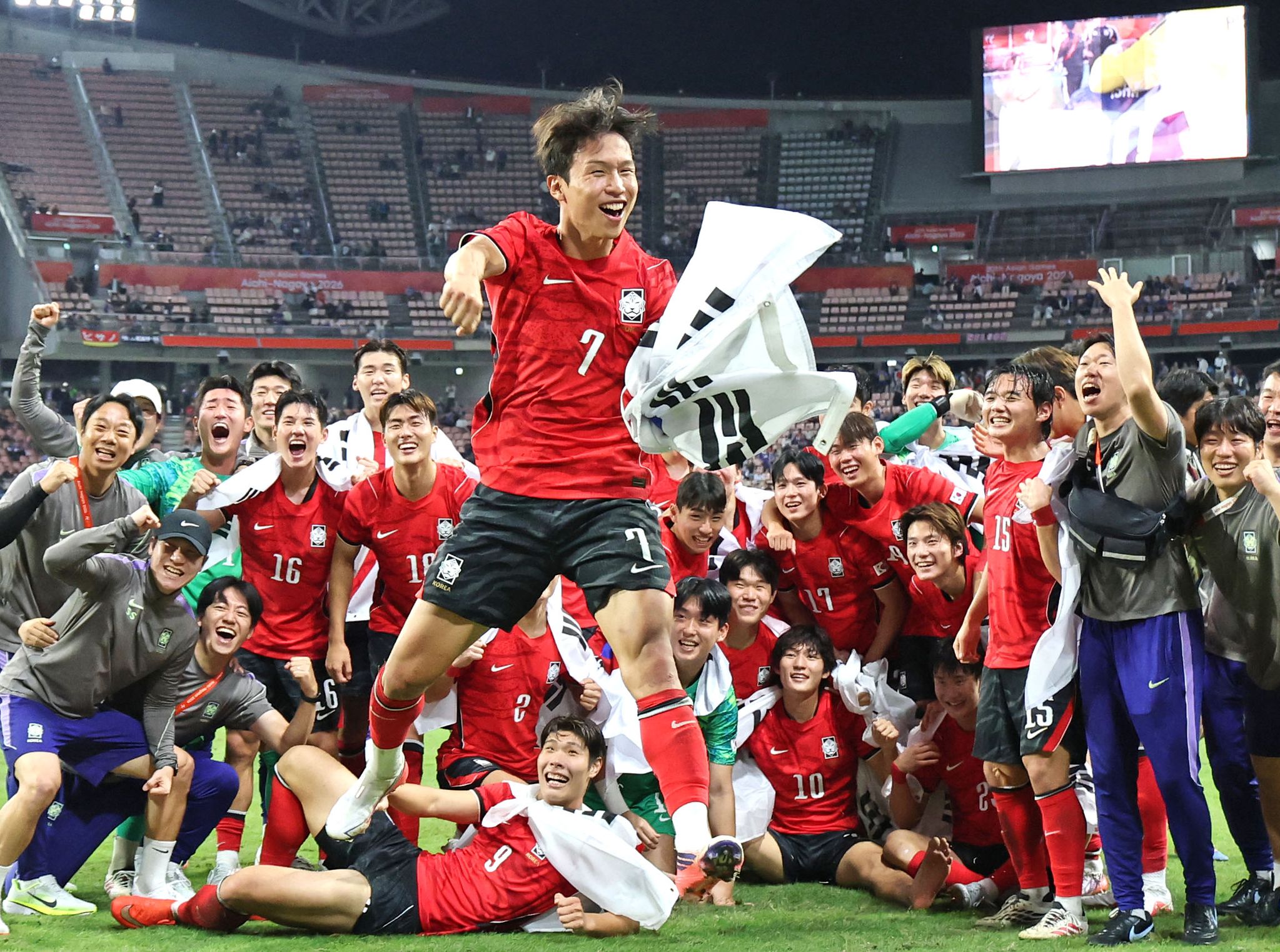 3일 일본 아이치현 도요타 스타디움에서 열린 2026 아이치·나고야 아시안게임 남자 축구 대한민국과 일본의 결승.   승리 후 금메달을 획득한 한국 선수들이 기념촬영을 하던 중 대회 득점왕과 도움왕을 차지한 엄지성이 기뻐하고 있다. 연합뉴스