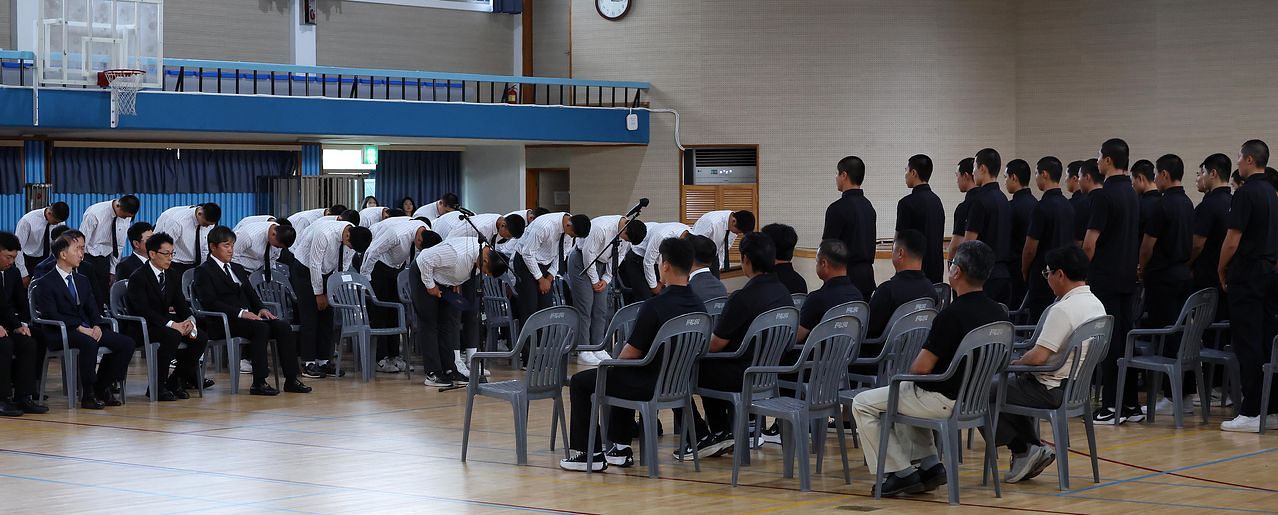 “스벅 가야지” 응원 논란을 일으킨 배재고등학교 야구부가 지난 7월 6일 광주제일고등학교를 찾아 사과했다. 배재고 야구부 학생 선수 36명 전원과 학부모, 이효준 교장과 교사 등 80여 명은 이날 오후 광주특별시 북구 광주일고를 방문해 이 학교 학생 선수 등을 만났다. 장정필 객원기자 