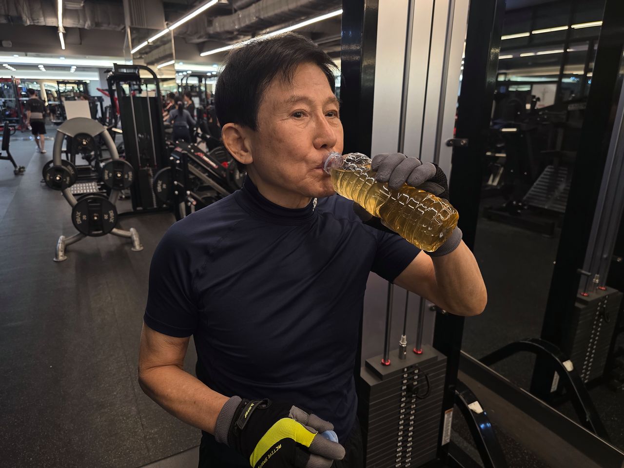 이순국 전 회장은 운동 중간중간에 보리차를 틈틈이 마신다. 2시간 운동하면서 집에서 챙겨온 물 500mL를 다 마신다. 김서원 기자