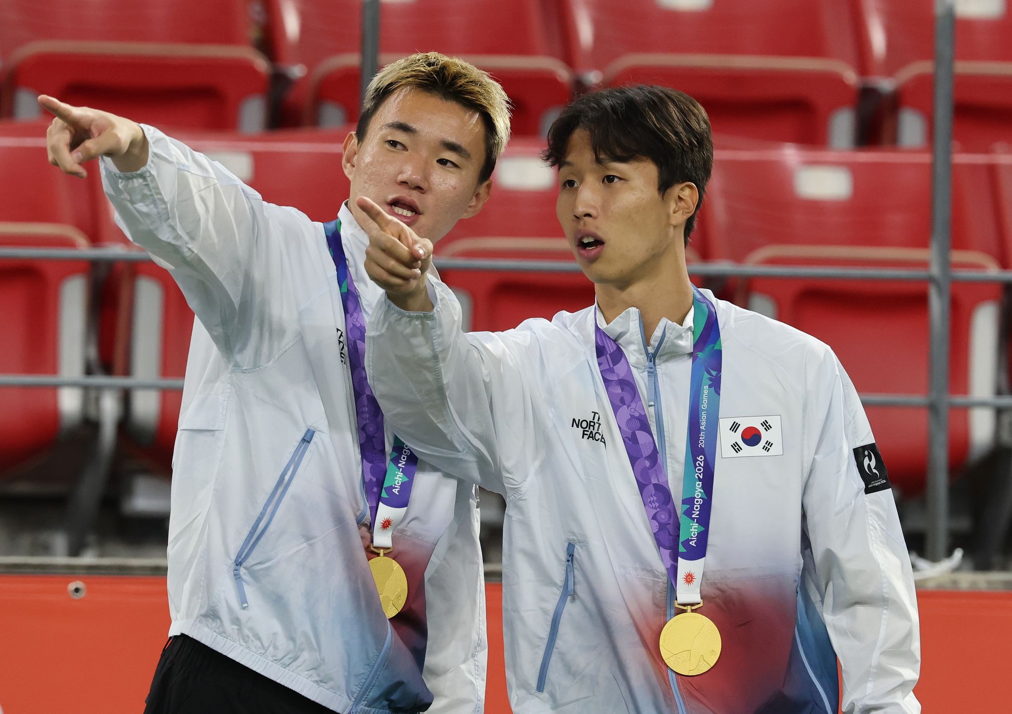 3일 일본 아이치현 도요타 스타디움에서 열린 2026 아이치·나고야 아시안게임 남자 축구 시상식에서 태극기 국기 게양이 이뤄지지 않자 금메달을 획득한 엄지성이 게양대를 가르키고 있다. 연합뉴스