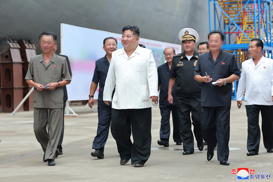 지난 2024년 9월 8일 조선중앙통신은 김정은이 해군기지 건설부지를 찾았다고 보도했다. 당시 김정은은 흰 셔츠를 입었다. 조선중앙통신