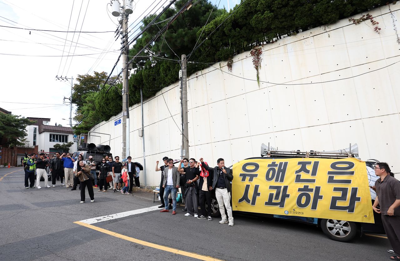 보수성향 시민단체 관계자들이 4일 서울 성북구 소재 배우 유해진 씨 자택 인근에서 집회를 열고 영화 '암살자(들)'에 대해 규탄하고 있다. 뉴시스