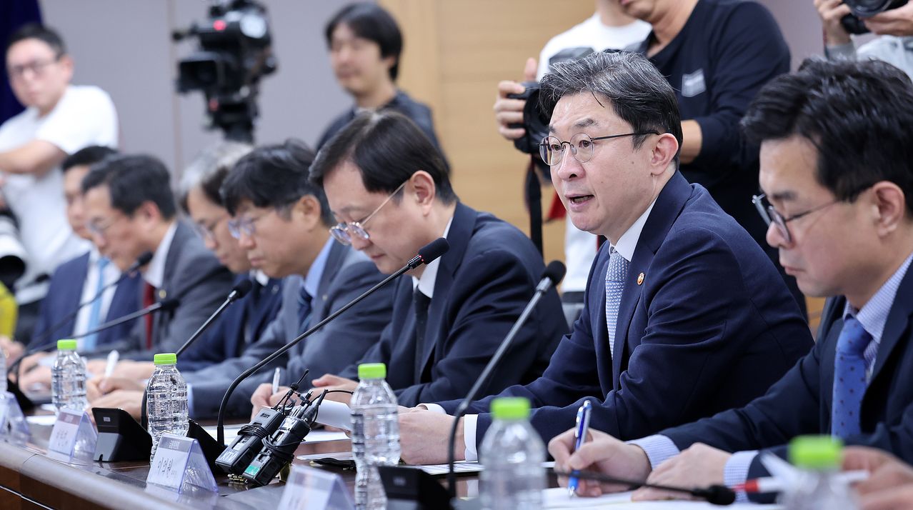이억원 금융위원장이 4일 오후 서울 종로구 정부서울청사에서 열린 금융권 침해사고 관련 긴급 점검회의에서 모두 발언을 하고 있다. 뉴스1