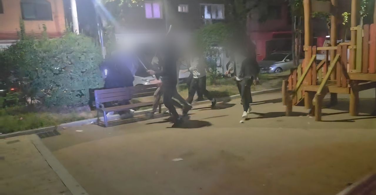 한밤중 경기도 평택시의 한 공원에서 외국인 여러 명이 패싸움을 벌여 경찰이 2명을 체포했다. 3일 오후 11시 30분께 평택시 포승읍 노상에서 ″외국인 여러 명이 패싸움을 벌이고 있다″는 112 신고를 받고 출동한 경찰은 현장에서 2명을 체포했다. 경찰은 당시 외국인 10여 명이 패싸움을 벌인 것으로 보고 있으며, 체포한 2명과 별도로 외국인 2명을 참고인 신분으로 조사하는 한편 다른 용의자들을 추적하고 있다고 밝혔다. 사진은 사건 현장 모습. 연합뉴스