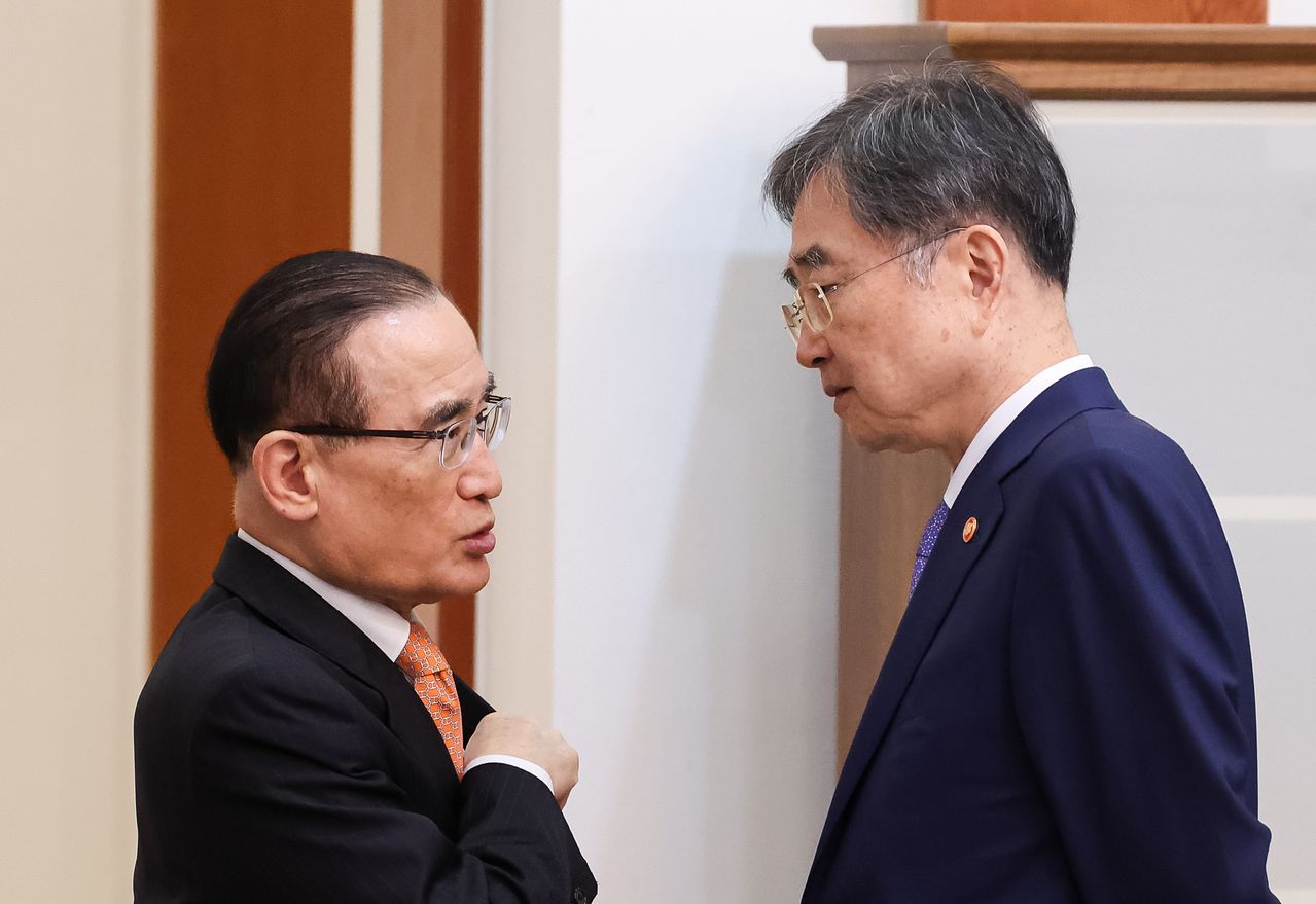 위성락 국가안보실장과 조현 외교부 장관이 지난달 29일 청와대에서 열린 국무회의에서 대화를 하고 있다. 뉴스1