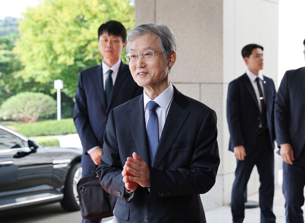지난 달 28일 조희대 대법원장이 대법원으로 출근하며 취재진의 질문에 답변하고 있다. 연합뉴스