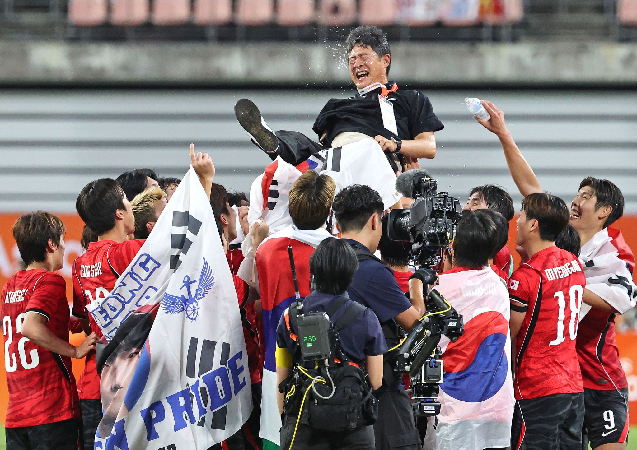 3일 일본 아이치현 도요타 스타디움에서 열린 2026 아이치·나고야 아시안게임 남자 축구 대한민국과 일본의 결승.   승리 후 금메달을 획득한 한국 선수들이 이민성 감독을 헹가래치고 있다. 연합뉴스