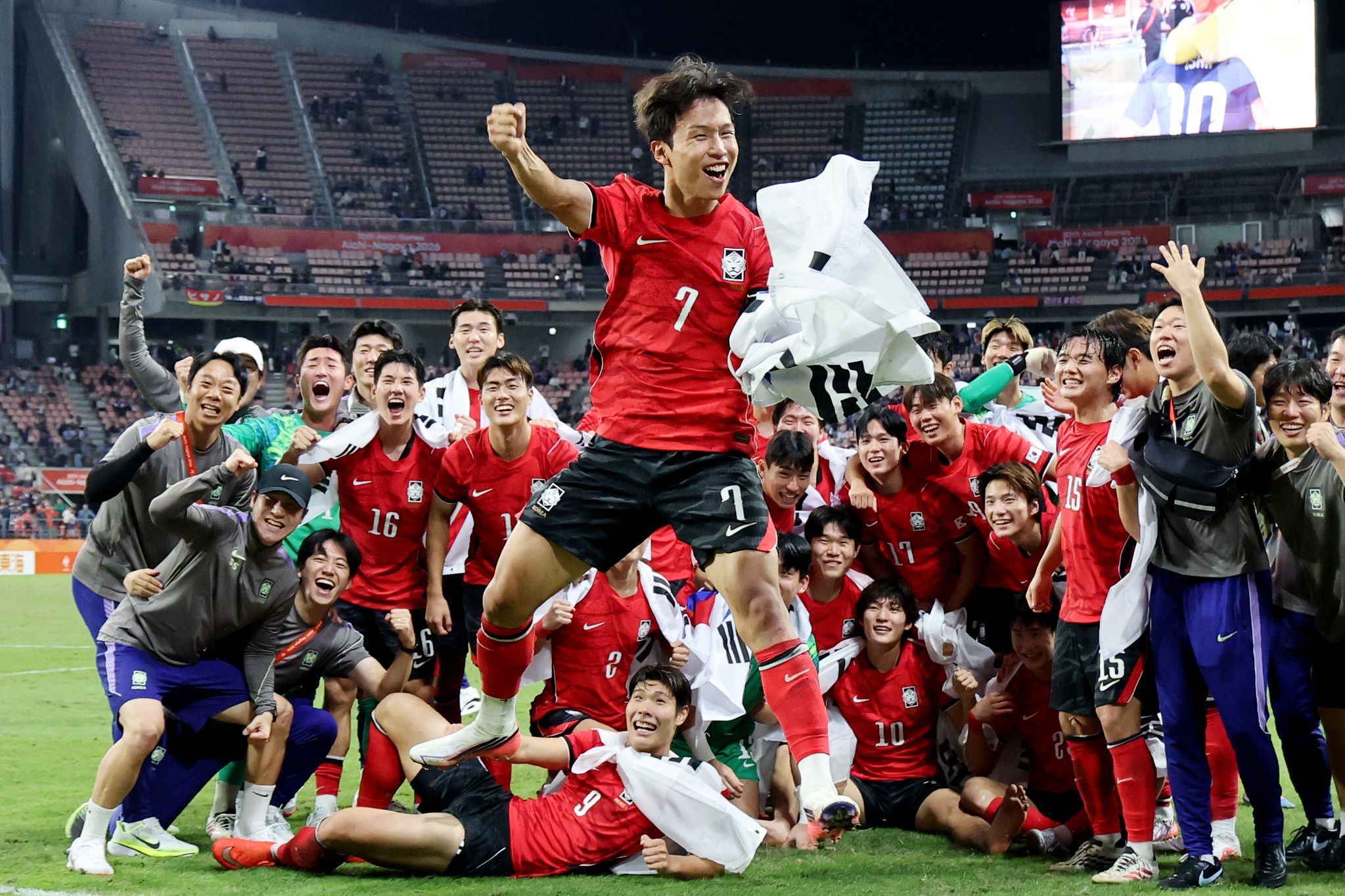 3일 일본 아이치현 도요타 스타디움에서 열린 2026 아이치·나고야 아시안게임 남자 축구 대한민국과 일본의 결승.   승리 후 금메달을 획득한 한국 선수들이 기념촬영을 하던 중 대회 득점왕과 도움왕을 차지한 엄지성이 기뻐하고 있다. 연합뉴스
