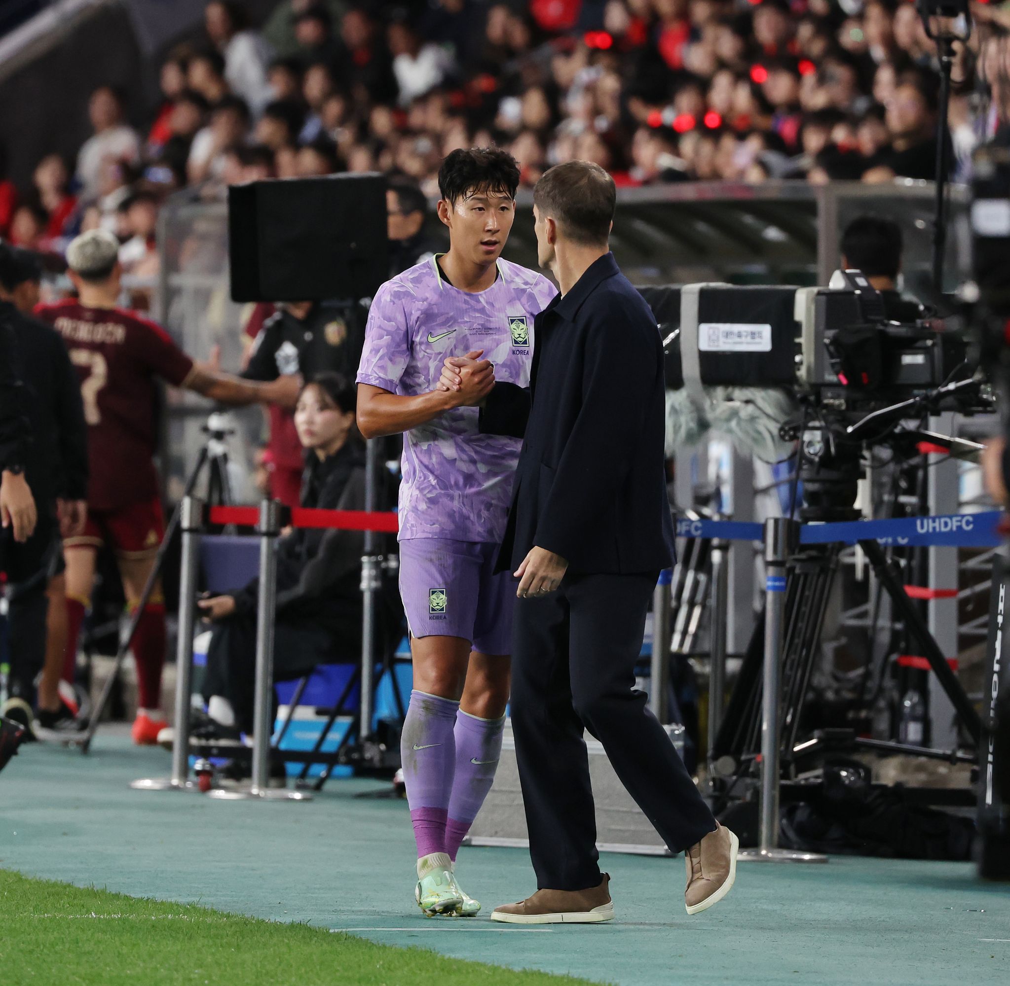 2일 울산 문수축구경기장에서 열린 대한민국과 베네수엘라의 축구 국가대표팀 평가전. 한국 손흥민이 교체된 후 모레노 감독과 악수하며 대화하고 있다. 연합뉴스