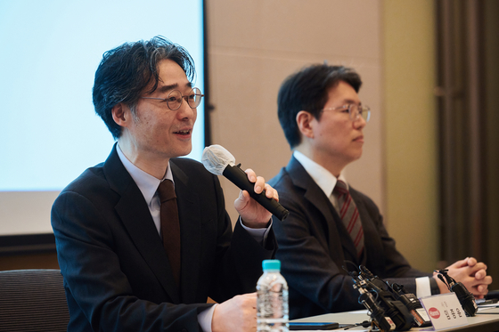 임종윤 코리그룹 회장(왼쪽), 임종훈 한미정밀화학 사장이 2024년 3월 21일 서울 영등포구 FKI타워에서 기자간담회를 하고 있다. 연합뉴스
