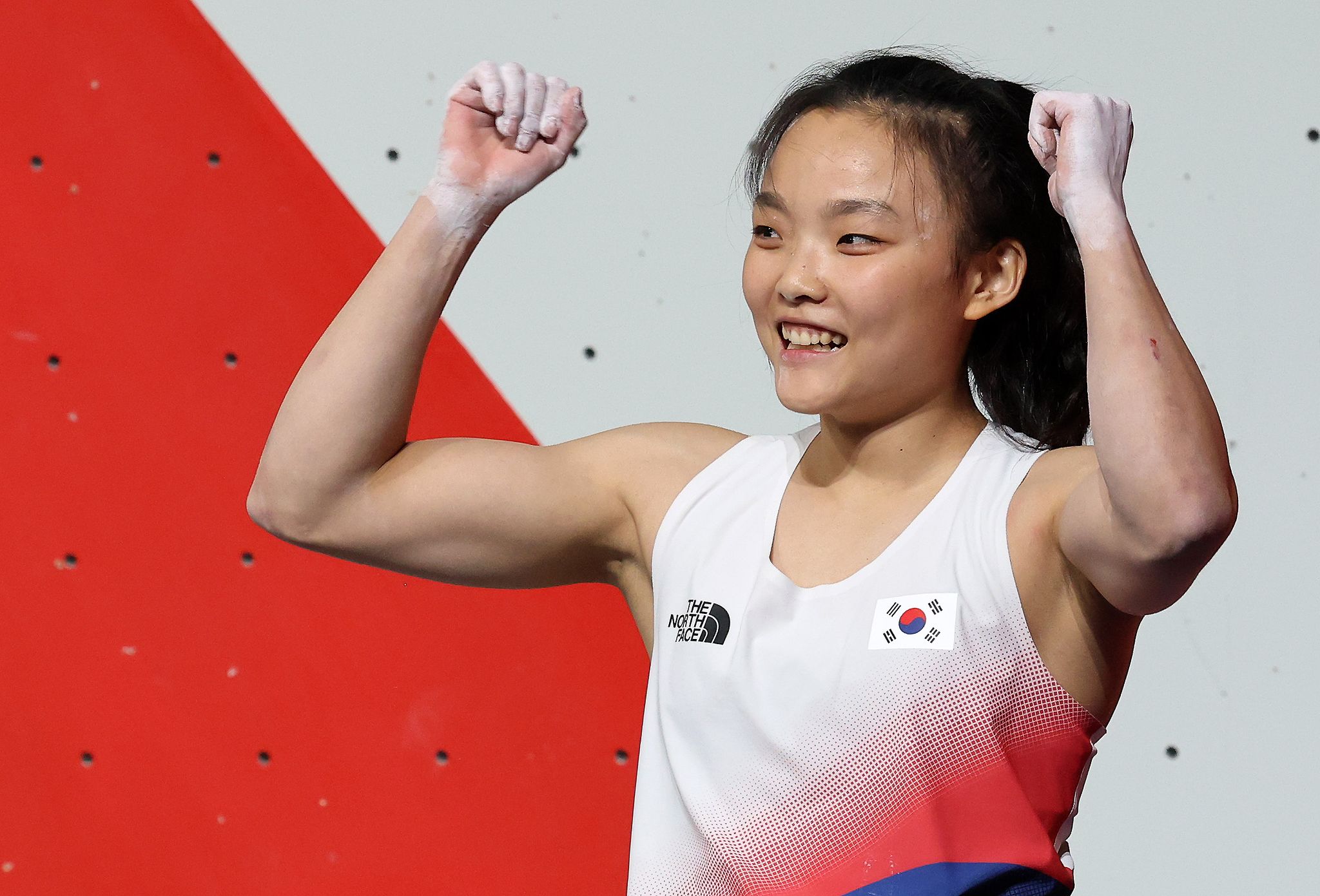 3일 일본 나고야 국제전시장에서 열린 2026 아이치·나고야 아시안게임 스포츠클라이밍 여자 리드 결승전.   대한민국 서채현이 유일하게 완등에 성공하며 금메달을 획득한 뒤 기뻐하고 있다. 연합뉴스