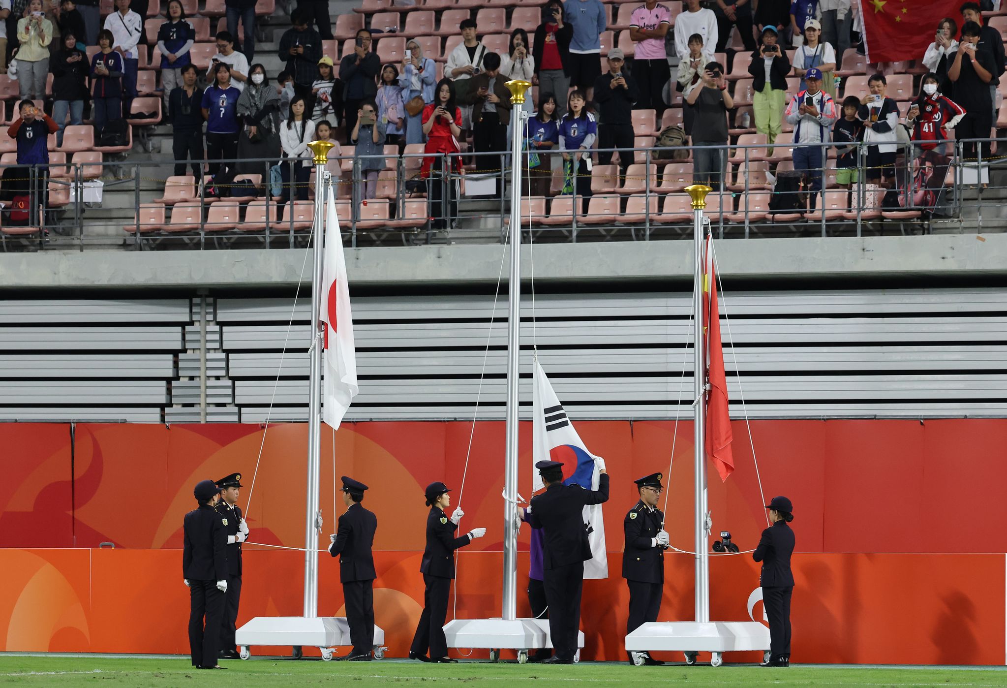 3일 일본 아이치현 도요타 스타디움에서 열린 2026 아이치·나고야 아시안게임 남자 축구 시상식에서 금메달을 획득한 한국의 태극기 게양이 이뤄지지 않고 있다.