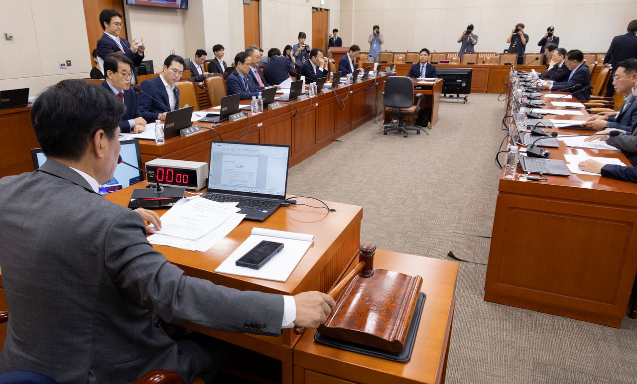 9월 17일 국회에서 열린 재정경제기획위원회 전체회의에서 여야 재경위원들이 이형일 부총리 겸 재정경제부 장관 후보자의 인사청문보고서를 채택하고 있다. 연합뉴스