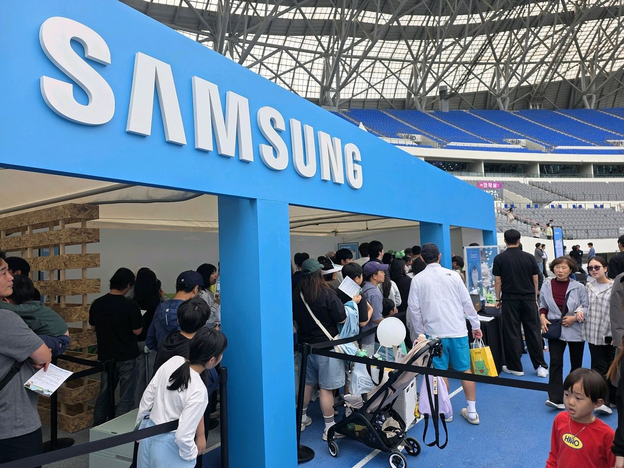 삼성전자는 지난 3일부터 이틀간 용인미르스타디움에서 열린 '2026 용인 사이버 과학축제'에 참가해 지역 주민들에게 용인 첨단시스템반도체 국가산업단지의 미래 모습과 에너지·수자원 관리 방안 등을 소개했다고 4일 밝혔다.   사진 삼성전자