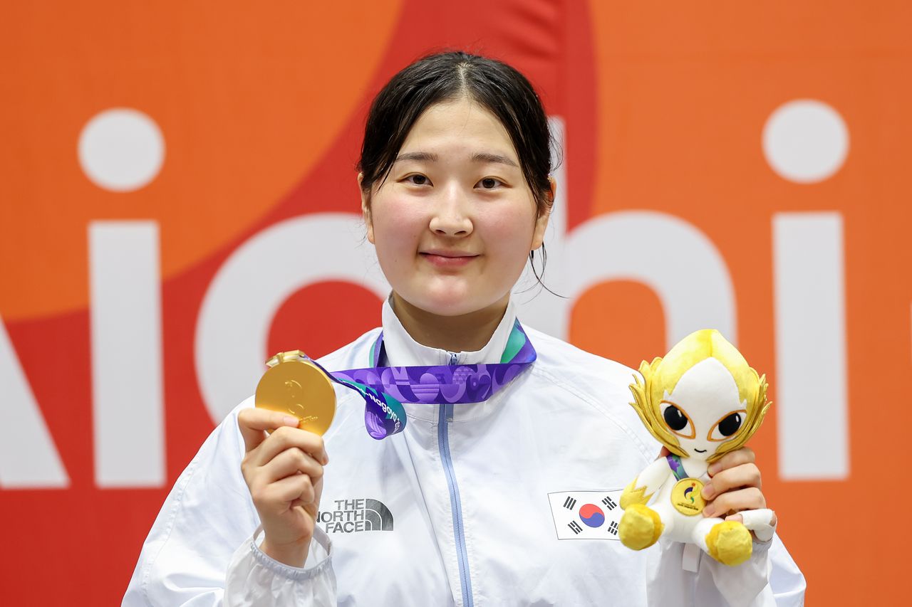 대한민국 송다빈이 3일 일본 도요하시 체육관에서 열린 2026 아이치·나고야 아시안게임 태권도 여자 +67㎏급 시상식에서 금메달을 목에 걸고 있다. 대한민국 송다빈이 3일 일본 도요하시 체육관에서 열린 2026 아이치·나고야 아시안게임 태권도 여자 +67㎏급 시상식에서 금메달을 목에 걸고 있다. 뉴스1