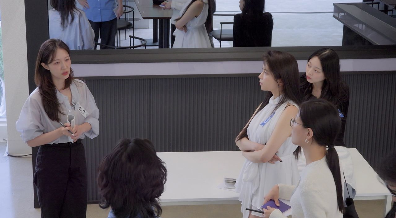 '더 커뮤니티 2' 한 장면. 화이트 팀 루나(이세승·왼쪽)와 지니(이지나), 소금(임지나·오른쪽 아래), 피트(이수민·오른쪽 위) 등 블루 팀이 자원 협상을 벌이고 있다. [사진 웨이브]