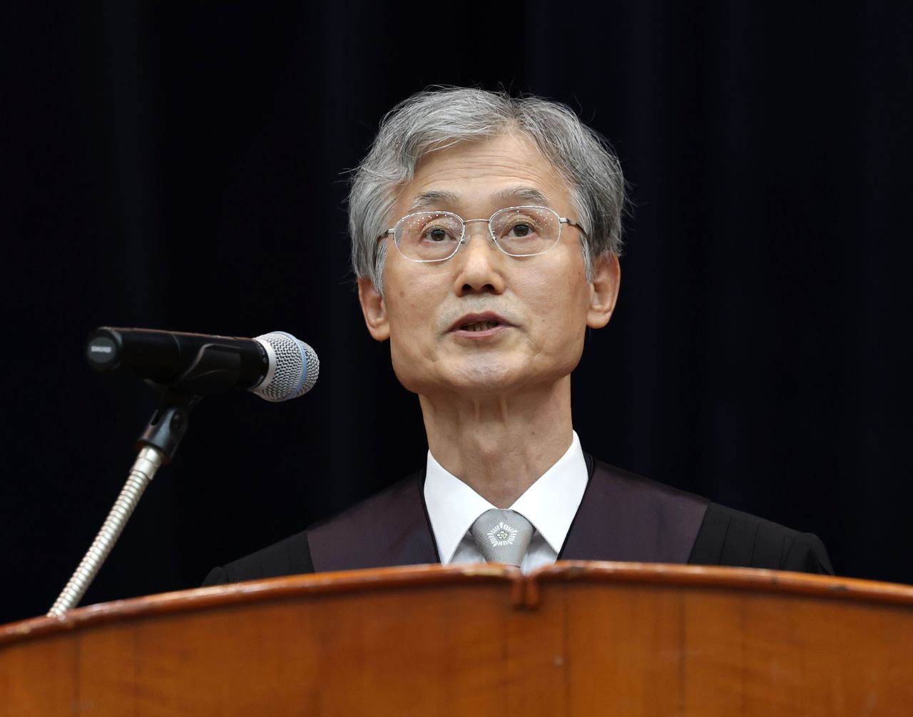 조희대 대법원장이 2일 서울 서초구 대법원에서 열린 신임 법관 임명식에서 임명식사를 하고 있다. 연합뉴스