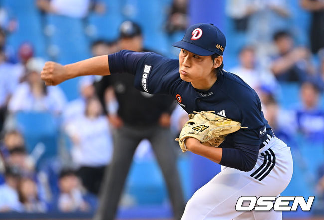 [OSEN=대구, 이석우 기자] 4일 대구삼성라이온즈파크에서 2026 신한 SOL KBO 리그 삼성 라이온즈와 두산 베어스의 경기가 열렸다. 홈팀 삼성은 이승현이, 방문팀 두산은 벤자민이 선발 출전했다. 두산 베어스 김한중이 역투하고 있다. 2026.10.04 / foto0307@osen.co.kr