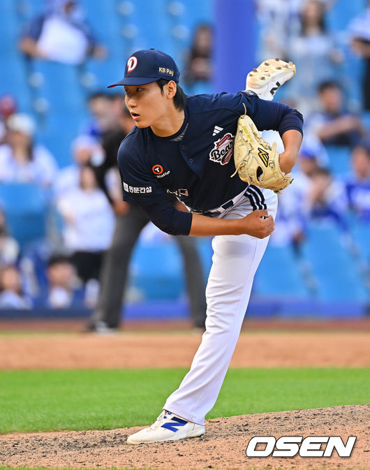 [OSEN=대구, 이석우 기자] 4일 대구삼성라이온즈파크에서 2026 신한 SOL KBO 리그 삼성 라이온즈와 두산 베어스의 경기가 열렸다. 홈팀 삼성은 이승현이, 방문팀 두산은 벤자민이 선발 출전했다. 두산 베어스 김한중이 역투하고 있다. 2026.10.04 / foto0307@osen.co.kr