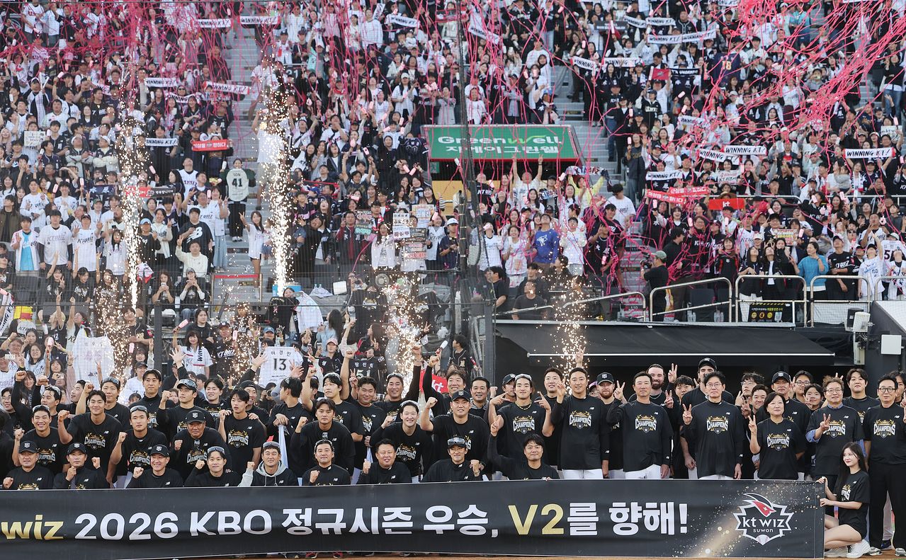 '마법사 군단' kt, 5년 만에 정규시즌 우승...두 번째 KS 직행   (수원=연합뉴스) 홍기원 기자 = 프로야구 kt wiz가 5일 경기도 수원케이티위즈파크에서 열린 2026 KBO리그 프로야구 롯데 자이언츠와의 경기에서 승리하며 정규 시즌 우승을 차지했다. 우승 확정 뒤 kt 선수들이 그라운드에서 기념촬영을 하고 있다. 2026.10.5   xanadu@yna.co.kr (끝)  〈저작권자(c) 연합뉴스, 무단 전재-재배포, AI 학습 및 활용 금지〉