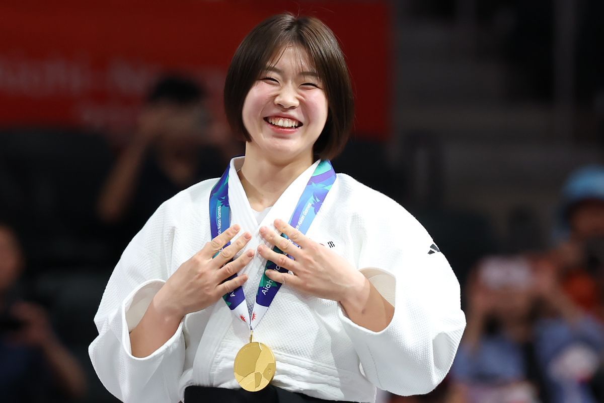 허미미가 지난 1일 일본 아이치 인터내셔널 아레나에서 열린 2026 아이치·나고야 아시안게임 유도 여자 57kg급 결승 시상식에서 금메달을 들고 기뻐하고 있다. 뉴스1