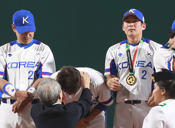 2018년 9월 1일 오후 (현지시간) 인도네시아 자카르타 겔로라 붕 카르노(GBK) 야구장에서 열린 2018 자카르타-팔렘방 아시안게임 결승 한국과 일본의 경기에서 3-0으로 승리하며 우승을 차지한 한국 오지환(오른쪽)이 금메달을 목에 걸고 있다. 연합뉴스