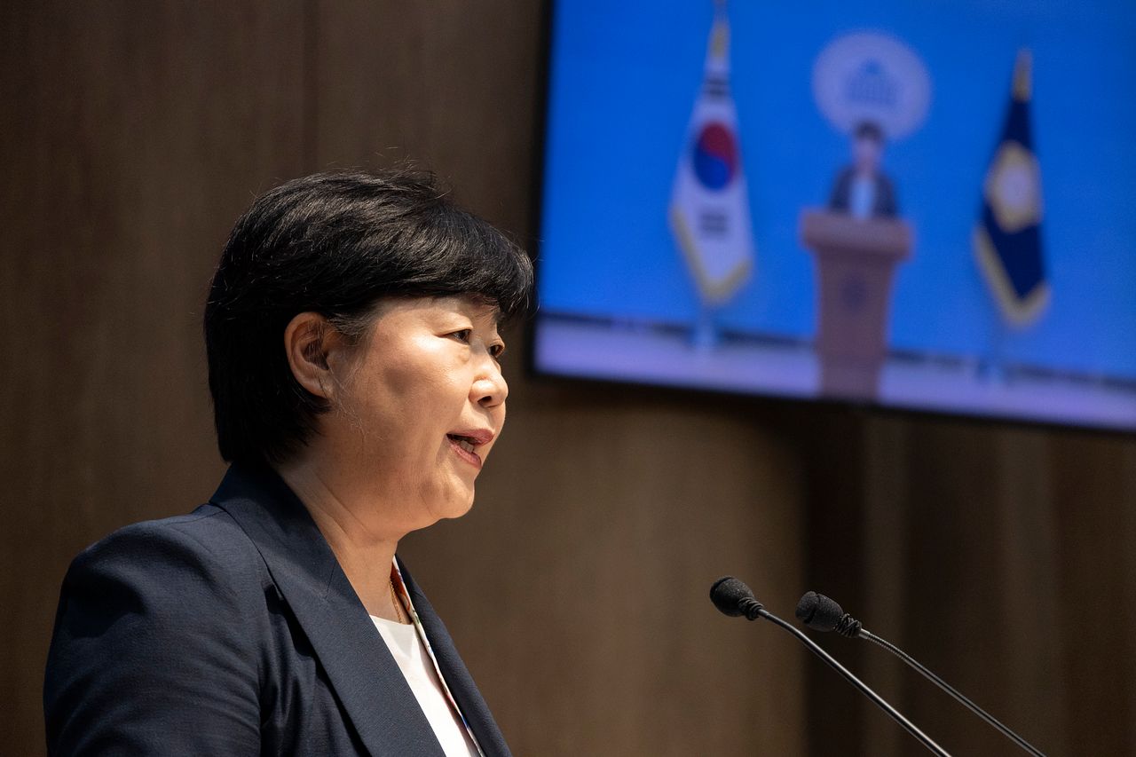 국회 법제사법위원회 위원장인 더불어민주당 서영교 의원이 4일 국회에서 조희대 대법원장의 법사위 국정감사 '증인' 출석을 촉구하는 기자회견을 하고 있다. 연합뉴스