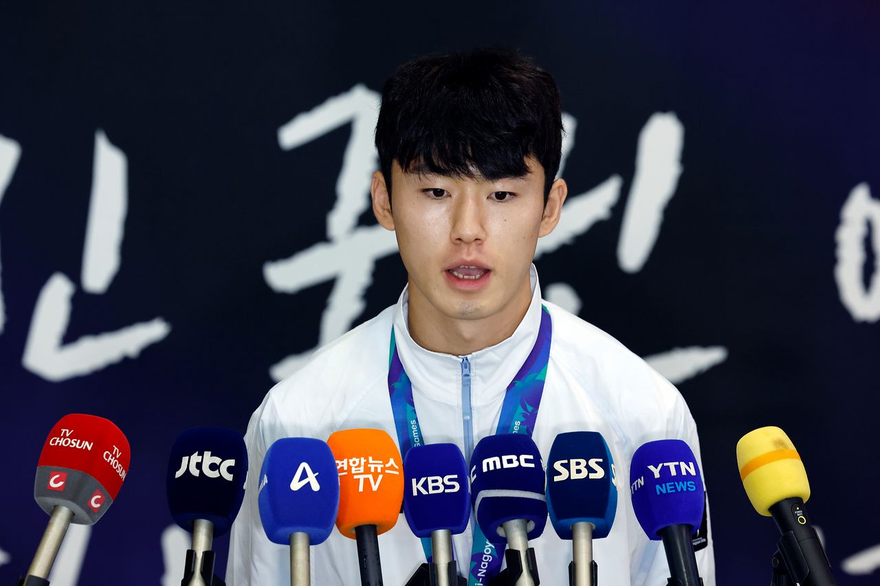 2026 아이치-나고야 아시안게임 남자축구 4연패를 만든 이민성호 이기혁이 4일 오후 인천국제공항을 통해 귀국해 취재진과 인터뷰를 하고 있다. 뉴스1