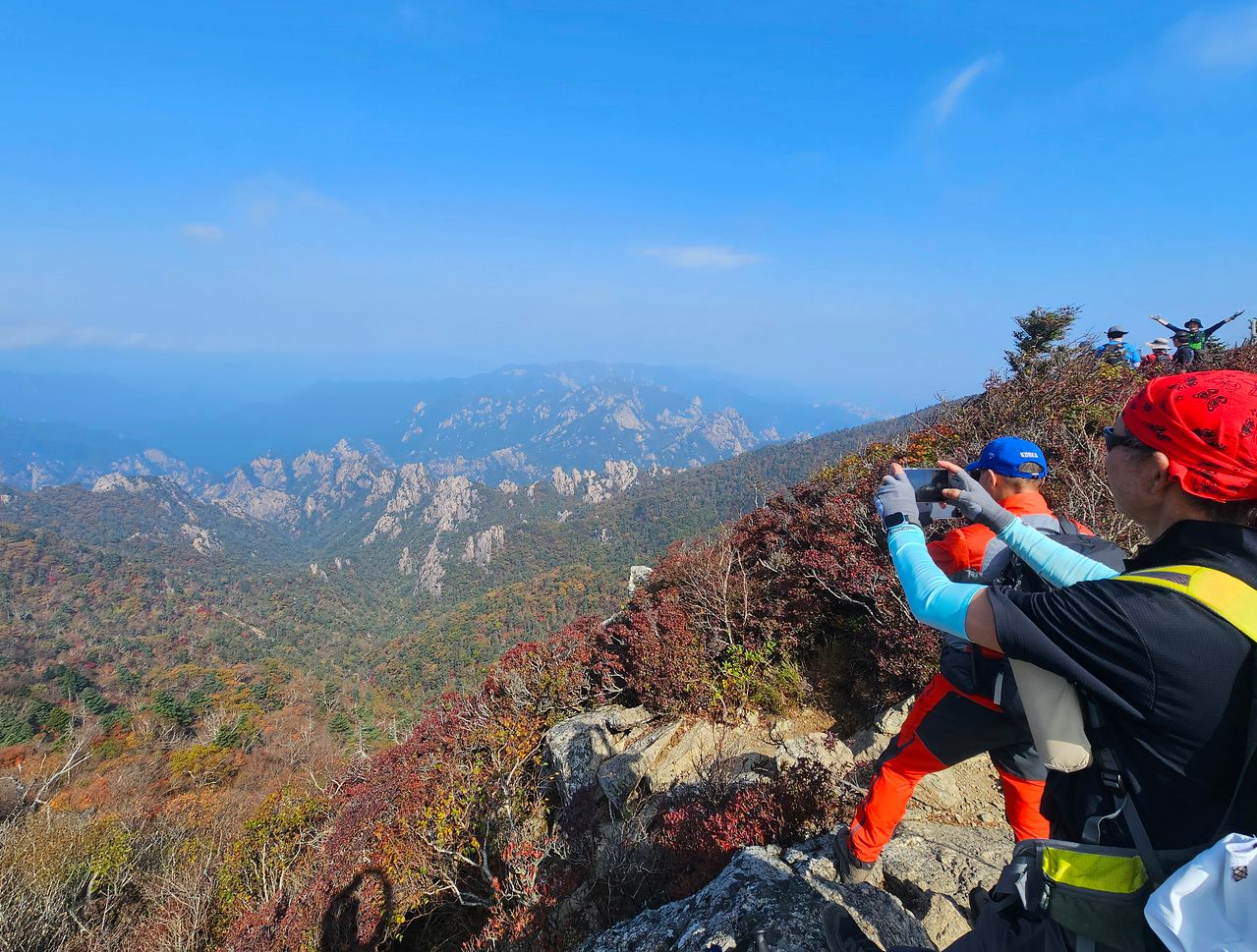 지난달 30일 강원 속초시 설악산국립공원 대청~한계령 일원이 단풍으로 물들고 있다. 암벽 등반 등을 위해 설악산을 찾는 등반객들 중에 추락 사고를 당하는 사례가 빈번해졌다. 연합뉴스   