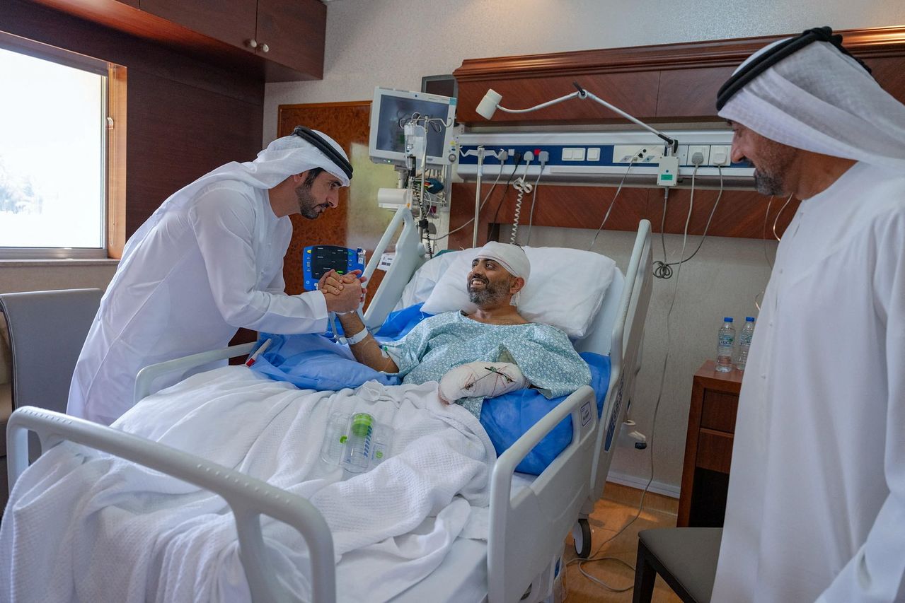 함단 빈 무함마드 두바이 왕세자(왼쪽)가 3일(현지시간) 아랍에미리트(UAE) 한 병원에서 치료 중인 플라이두바이 테러 항공기의 기장 스미트 마차르를 만나고 있다. [로이터=연합뉴스]