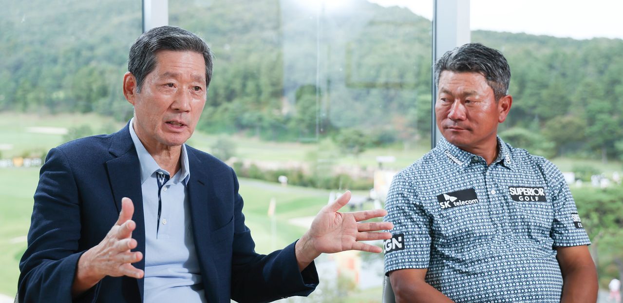 현대해상 정몽윤 회장(왼쪽)과 최경주가 대담을 나누고 있다. 둘의 시선은 결국 한국 남자골프의 발전으로 향했다. 김경록 기자